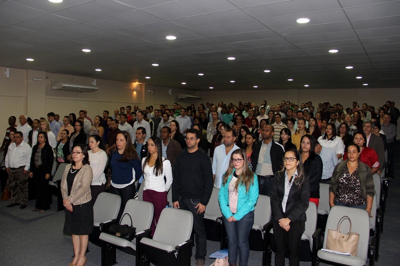 O auditório ficou lotado de agentes públicos e colaboradores do terceiro setor, vindos das cidades dos vales do Rio Doce, Mucuri e Jequitinhonha ( Foto: João Manuel Cerqueira)